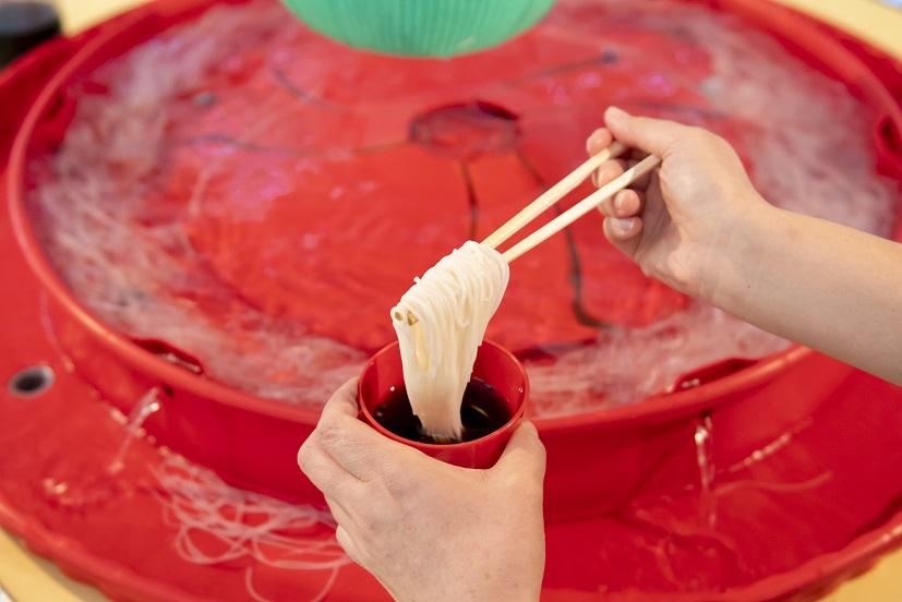 緑豊かな公園の「慈眼寺そうめん流し」に舌鼓-0