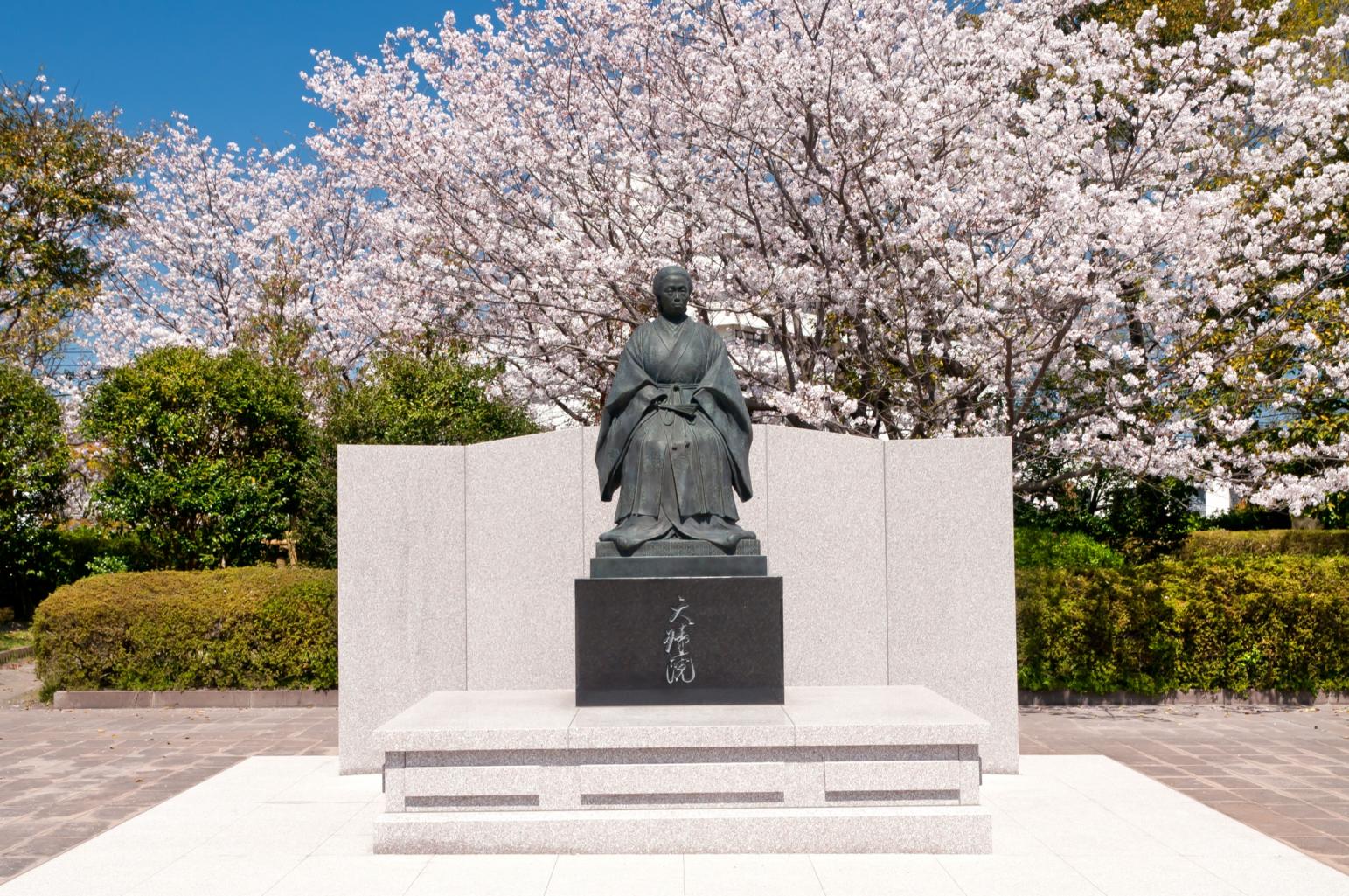 「鹿兒島城御樓門」與粉櫻交織出的美麗景緻！-0